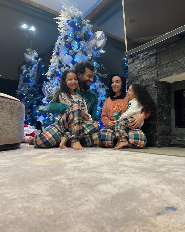<p><span style="color:#000000"><strong>Sosyal medya hesabından eşi ve çocuklarıyla süslenmiş Noel ağacı önünde pozlarını paylaşan Salah, "Merry Christmas (Mutlu Noeller)" notuyla tepkilerin odak noktası haline geldi. </strong></span></p>
