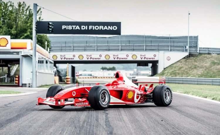 <p><strong>4 - 2003 FERRARI F2003 GA</strong></p>
<p> </p>
<p>Yarış efsanesi Michael Schumacher F1 2003 sezonunda bu araçla 5 yarış kazandı. Aynı zamanda Schumacher'in altıncı Dünya Şampiyonluğunu kaznadığı otomobil. <br />
<br />
2022'de elden geçirilen otomobil Sotheby’s tarafından 15 milyon 811 bin dolardan satıldı.</p>