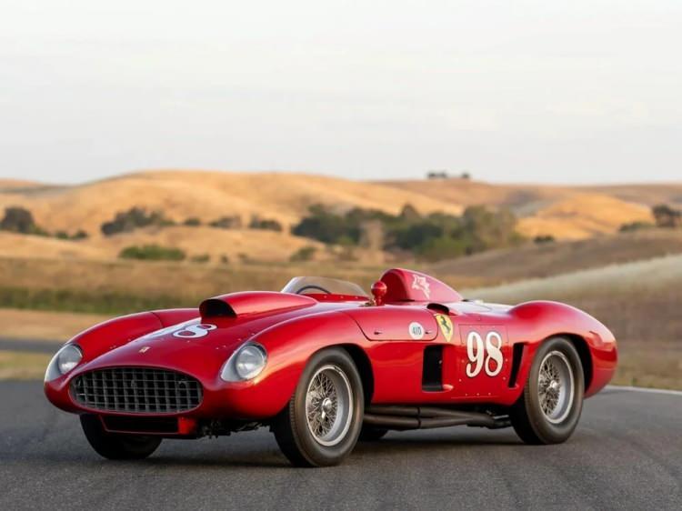 <p><strong>3 - 1955 FERRARI 410 SUPERAMERICA SPORT SPIDER</strong></p>
<p> </p>
<p>Yine RM Sotheby’s tarafından açık artırmaya çıkarılan araç 22 milyon 623 bin dolara el değiştirdi. <br />
<br />
Ferrari'nin yarış geçmişi en başarılı modellerinden biri olan araç, 1956 ve 57 yıllarında Carroll Shelby tarafından birçok yarışta kullanıldı. </p>
<p>Shelby, bu otomobille 8 galibiyet ve 10 podyum başarısı elde ederek kariyerindeki tüm otomobilleri geride bıraktı. <br />
<br />
İlk gövde, motor ve şasi hala korunuyor. </p>