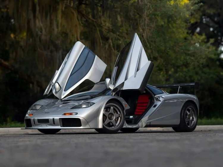 <p><strong>2 - 1998 McLaren F1</strong></p>
<p> </p>
<p>Listenin ikinci sırasında diğer modeller kadar eski olmayan bir McLaren bulunuyor.<br />
<br />
Otomobil tarihinin en ikonik mdoellerinden biri olan McLaren F1, 25 milyon 662 bin dolara el değiştirdi. </p>
<p>Sadece 42 bin kilometrede olan araç bugüne kadar 2 kez el değiştirmiş. Modelden yola uygun sadece 64 adet üretim yapılmış. </p>