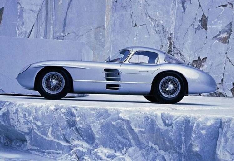 <p><strong>TARİHİN EN PAHALI OTOMOBİLİ</strong></p>
<p> </p>
<p>1956 model Mercedes-Benz 300 SLR Uhlenhaut Coupe isimli otomobil tarihin en pahalı modeli oldu. </p>
<p>Müzayede evi Sotheby’s tarafından gerçekleştirilen satışta sadece 2 adet üretilmiş olan model tam 140 milyon dolara (Yaklaşık 2 milyar 612 milyon TL) alıcı buldu. </p>