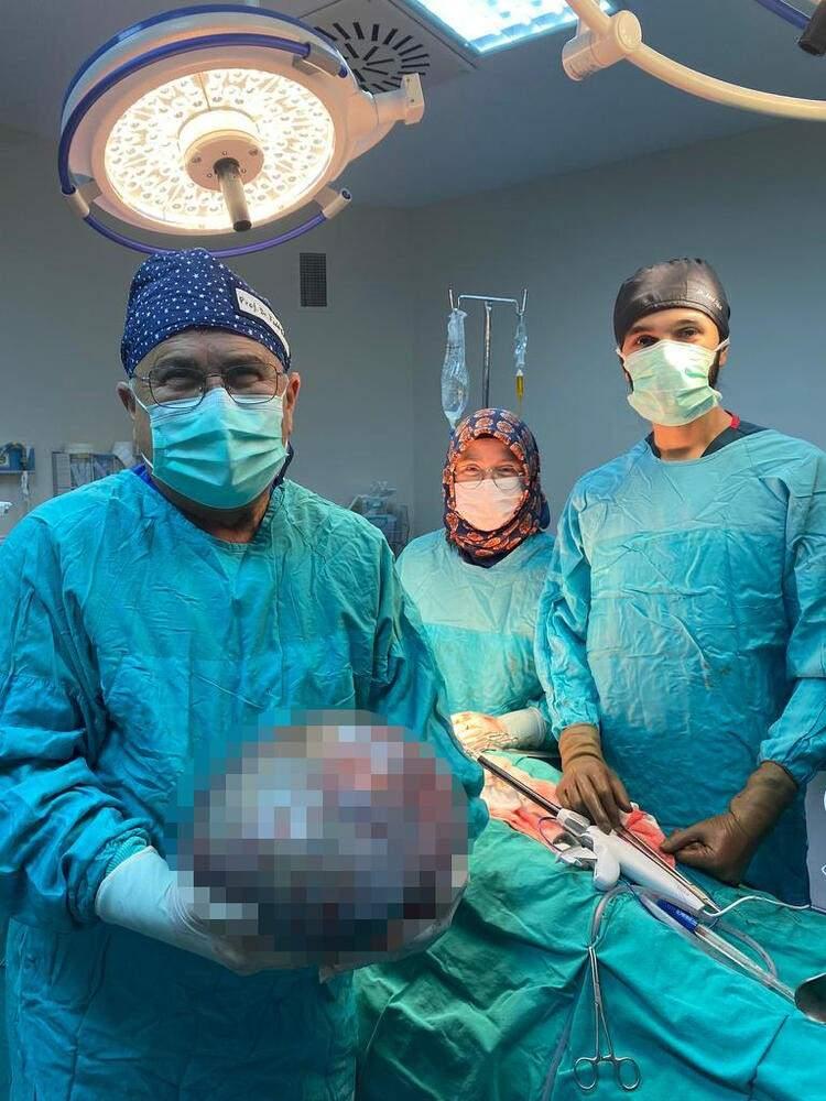 <p>Karnında kitle tespit edilen Yiğit, ameliyata alındı. Yiğit'in karnından operasyonla 8 kiloluk kitle çıkarıldı.</p>
