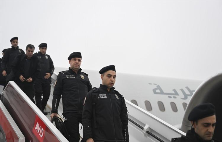 <p>Katar'da düzenlenen 2022 Dünya Kupası Şampiyonası güvenlik tedbirleri kapsamında, Türkiye'den 1 genel koordinatör, 20 danışman emniyet müdürü, 2 bin çevik kuvvet/takviye hazır kuvvet personeli, 30 görev atı ve 36 görev atı idarecisi, 1 nalbant, 1 veteriner, 4 at bakıcısı, 29 çevik kuvvet köpeği ve idarecisi, 50 bomba arama köpeği ve idarecisi, 70 bomba uzmanı, 10 koordinasyon personeli ve 20 tercüman olmak üzere toplam 2 bin 242 personel görevlendirildi.</p>
