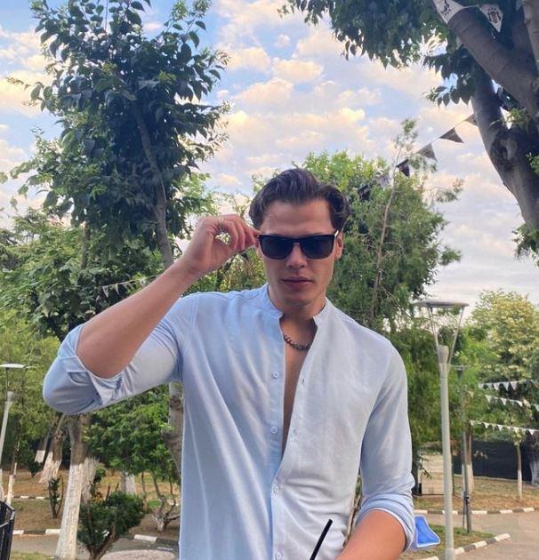 <p><span style="color:#800080"><strong>Stili ile sosyal medyadan da sık sık övgü alan Kandemir </strong></span><span style="color:#B22222"><strong>İstanbul</strong></span><span style="color:#800080"><strong>'da yaşamaktadır.</strong></span></p>
