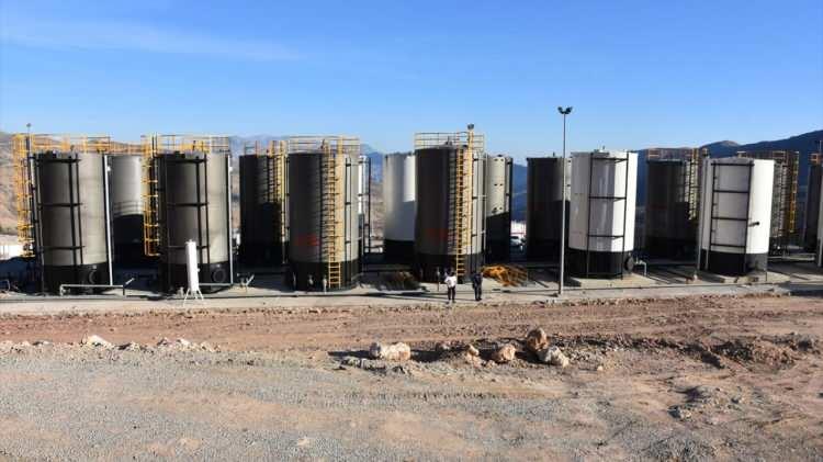 <p>Bölgede yapılan çalışmalar sonucu 150 milyon varillik net petrol rezervine sahip yeni bir saha keşfedildi. Keşfedilen sahadaki rezerv değerinin yaklaşık 12 milyar dolar olduğu belirlendi.</p>
<p> </p>