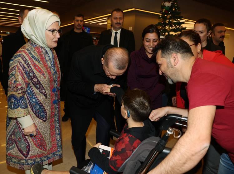 <p>Cumhurbaşkanı Recep Tayyip Erdoğan, eşi Emine Erdoğan ile birlikte özel bir hastanede hasta ziyareti gerçeleştirdikten sonra hasta yakınları ile sohbet etti, fotoğraf çektirdi.</p>
