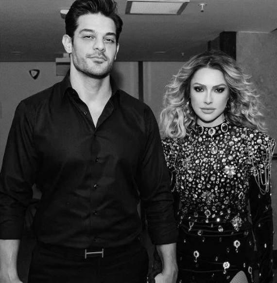 <p><span style="color:#800000"><strong>HADİSE'NİN İŞ İNSANI MEHMET DİNÇERLER İLE OLAYLI BOŞANMASI</strong></span></p>
<p><span style="color:#4B0082"><strong>30 Nisan'da iş insanı Mehmet Dinçerler ile dünayevine giren Hadise, 5 ay sonra evliliğini sonlandırdı. Boşanmasının ardından haklarında çıkan iddialar, ikiliyi haftalardır gündemde tuttu.</strong></span></p>