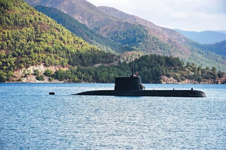 <p>Türkiye'nin giderek genişleyen bir denizaltı filosu olduğuna işaret eden Erkan, “Türk Deniz Kuvvetleri Komutanlığı denizaltı filosu kısa sürede çok hızlı bir şekilde büyüyecek. Haliyle bu büyümeyle birlikte ‘denizaltıdan personel kurtarma' hususunda da aynı hızda bir ilerleme sağlanması şart” dedi.</p>
