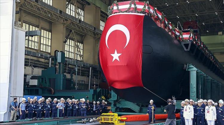 <p>Cumhurbaşkanlığı Savunma Sanayii Başkanlığı tarafından yürütülen proje kapsamında üretilecek denizaltılar, yakıt pili teknolojisi sayesinde havadan bağımsız tahrik kabiliyeti özellikleriyle Türk Deniz Kuvvetleri için ilk olma özelliği taşıyor.</p>