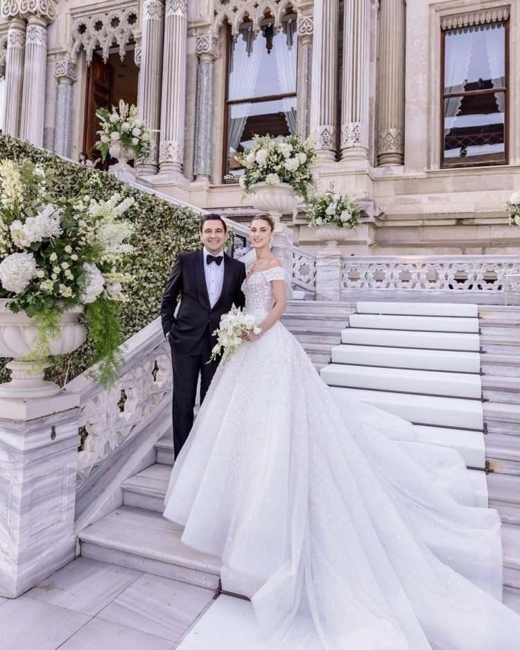 <p><span style="color:#FF0000"><strong>NAZLI SABANCI </strong></span></p>
<p><span style="color:#000000"><strong>2021'in ekim ayında nikah masasına oturan ancak Nazlı Kayı'nın üvey babasının vefatıyla düğünlerini erteleyen Hacı ve Nazlı Sabancı çifti, 25 Haziran 2022'de Çırağan Sarayı'nda görkemli bir düğün yaptı. Türkiye'nin en zengin ailelerinden birine gelin giden Nazlı Sabancı'nın gelinliği tamı tamına 384 saatte hazırlandı. </strong></span></p>