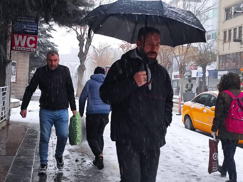<p><strong>Van'da kar yağışı</strong></p>
<p>Van'da etkili olan kar yağışı ile her yer beyaz örtüyle kaplandı. Büyükşehir Belediye ekipleri, kent merkezi ve kırsal mahallelerde yolların kapanmaması için çalışma başlattı.</p>
<p> </p>
<p> </p>