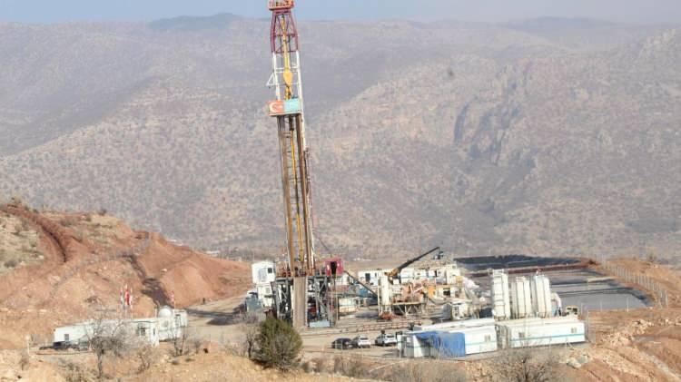 <p>Terörden temizlenen Gabar Dağı'nda yer altı kaynaklarının Türkiye ekonomisine kazandırılmasına ilişkin çalışmalar hız kazanırken, son bir yıl içerisinde yoğun petrol arama ve sondaj çalışması yürütüldü.</p>
