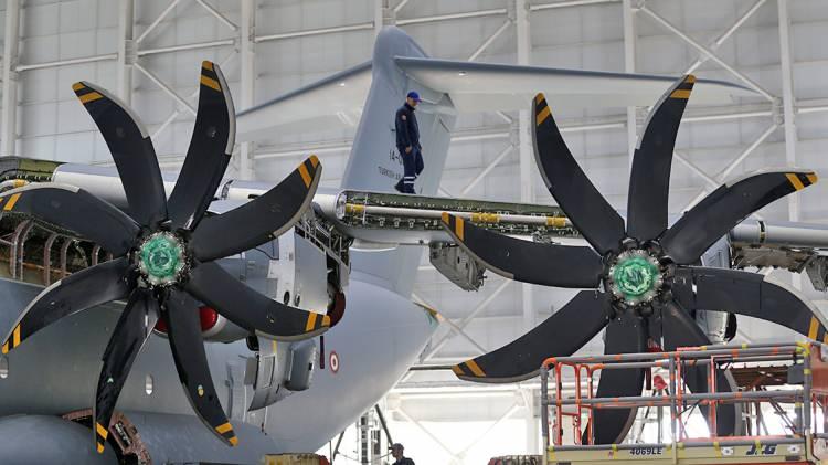 <p>10 AY SONRA YURDA DÖNDÜ</p>

<p>İki adet Türk Silahlı Kuvvetlerine ait Airbus A400M kargo uçağı Rusya-Ukrayna Savaşı çıkmadan önce bölgede bulunan Türk vatandaşlarını tahliye etmek ve bölgeye yardım götürmek için Ukrayna'nın başkenti Kiev'e uçmuştu. Ancak Rus ordusunun saldırı başlatmasının ardından Kiev'deki Borispol Havalimanı vuruldu ve pist kullanılamaz hale getirildi. Uçakların uçuş ekibi risk almadı ve uçakları havalimanında güvenli bir alana park etti.</p>

