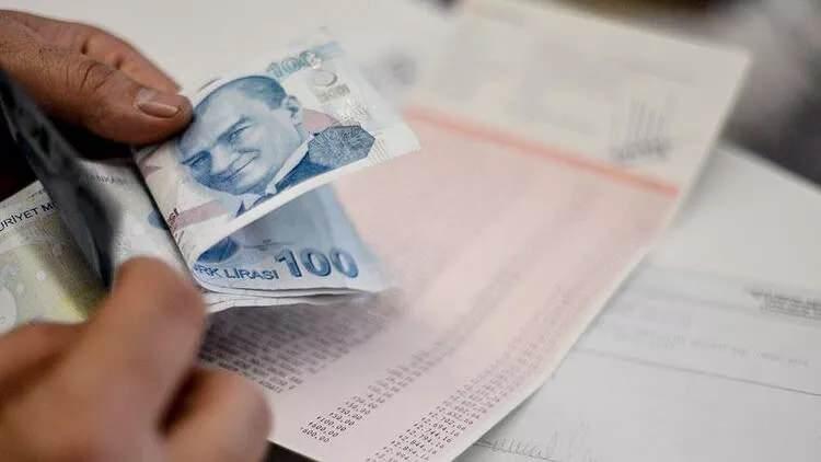 <p><strong>8 SAAT SÜRE SINIRI VAR</strong></p>
<p>Evde bakım parası alınabilmesi için engelli ve yaşlının en az yüzde 50 ve üzerinde bir oranla engeli olduğunun sağlık kurulu raporu ile belgelenmesi gerekiyor. Raporda 'ağır engelli' ibaresi mutlaka yer almalı.</p>