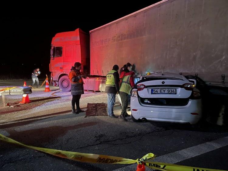 <p>Yasak noktadan dönüş yapan ve kazada kusuru olduğu belirlenen TIR sürücüsü Sherzod Khakiev, jandarma tarafından gözaltına alındı.</p>