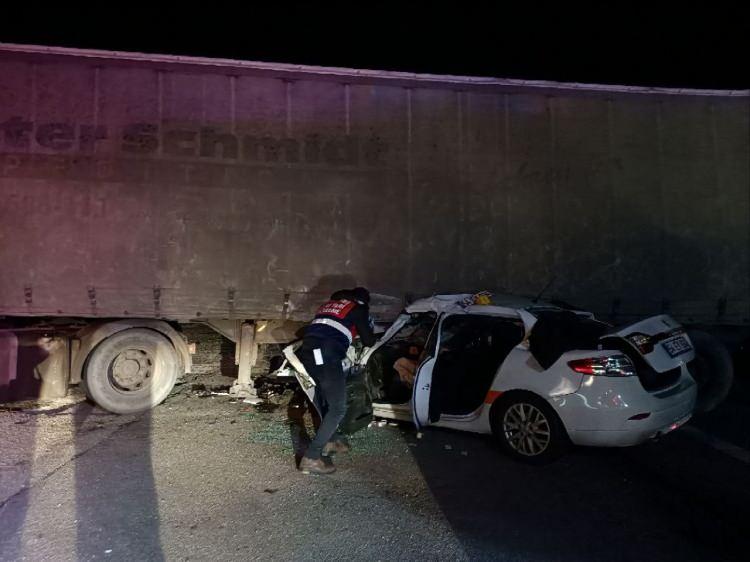 <p>Kaza sebebiyle TEM Otoyolu'nun Ankara istikametinde ulaşım yaklaşık 1 buçuk saat tek şeritten sağlandı. Kazaya karışan tır ve otomobilin yoldan kaldırılmasıyla, yol yeniden 3 şeritli olarak trafiğe açıldı. </p>