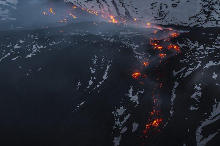<p>İtalya'nın güneyindeki aktif yanardağlardan Etna'da volkanik faaliyetler meydana geldi. </p>
