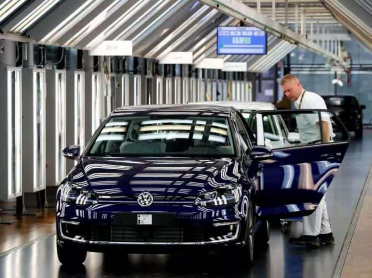 <p>Volkswagen bu nedenle ana fabrikası olan Wolfsburg'da Ocak ayında üretimi birkaç vardiya durduracak.</p>

<p> </p>
