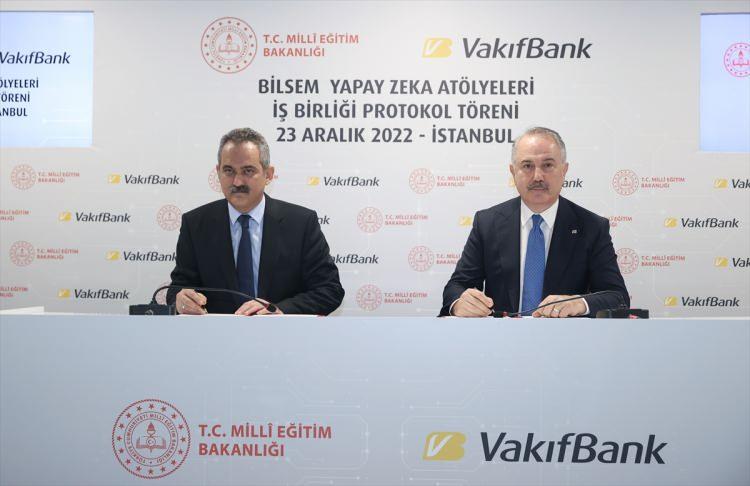 <p>"922 İLÇEMİZ VAR, TÜM İLÇELERİMİZE KURACAĞIZ"<br />
<br />
Milli Eğitim Bakanı Özer, iki yıl önce Türkiye'deki BİLSEM sayısının 185 olduğunu, bu sayıyı iki katı; 379'a çıkardıklarını, şu anda 100 bine yakın öğrencinın merkezlerden yararlandığını söyledi. </p>