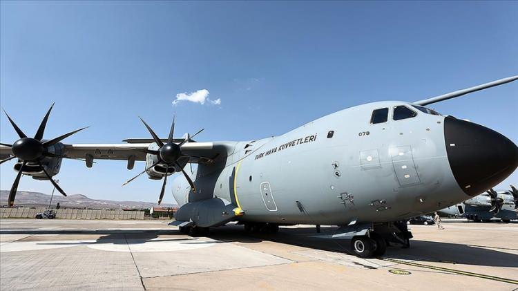 <p>Geçmişi 80'li yıllara dayansa da Airbus A400M askeri nakliye uçağı projesi Almanya, Fransa, Birleşik Krallık, Lüksemburg, Belçika, İspanya ve Türkiye'nin oluşturduğu konsorsiyum ile resmi olarak 2003 yılında başlatıldı. Proje OCCAR (Avrupa Birliği bünyesindeki Ortak Silahlanma İşbirliği Teşkilatı) bünyesine entegre edildi. Türkiye OCCAR üyesi olmamasına karşın projenin ortağı olarak bulunuyor.</p>
