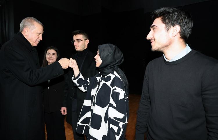 <p>Cumhurbaşkanı ve AK Parti Genel Başkanı Recep Tayyip Erdoğan, Erzurum Atatürk Üniversitesinde düzenlenen "İlk Oyum AK Parti'ye İlk Oyum Erdoğan'a Programı"nda gençlerle bir araya geldi.</p>

