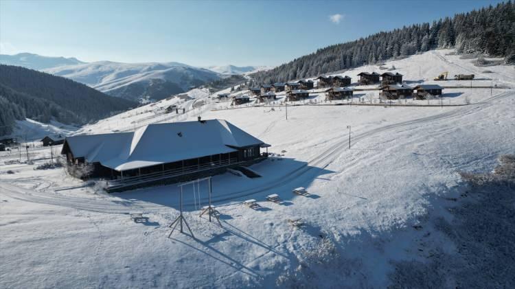 <p>Giresun'un iç kesimlerinde etkili olan kar yağışı sonrası Dereli ilçesindeki 1700 rakımlı Kümbet Yaylası beyaza büründü. Yayladaki ladin ve köknar ağaçlarını kaplayan kar örtüsü güzel görüntüler oluşturdu.</p>
<p> </p>