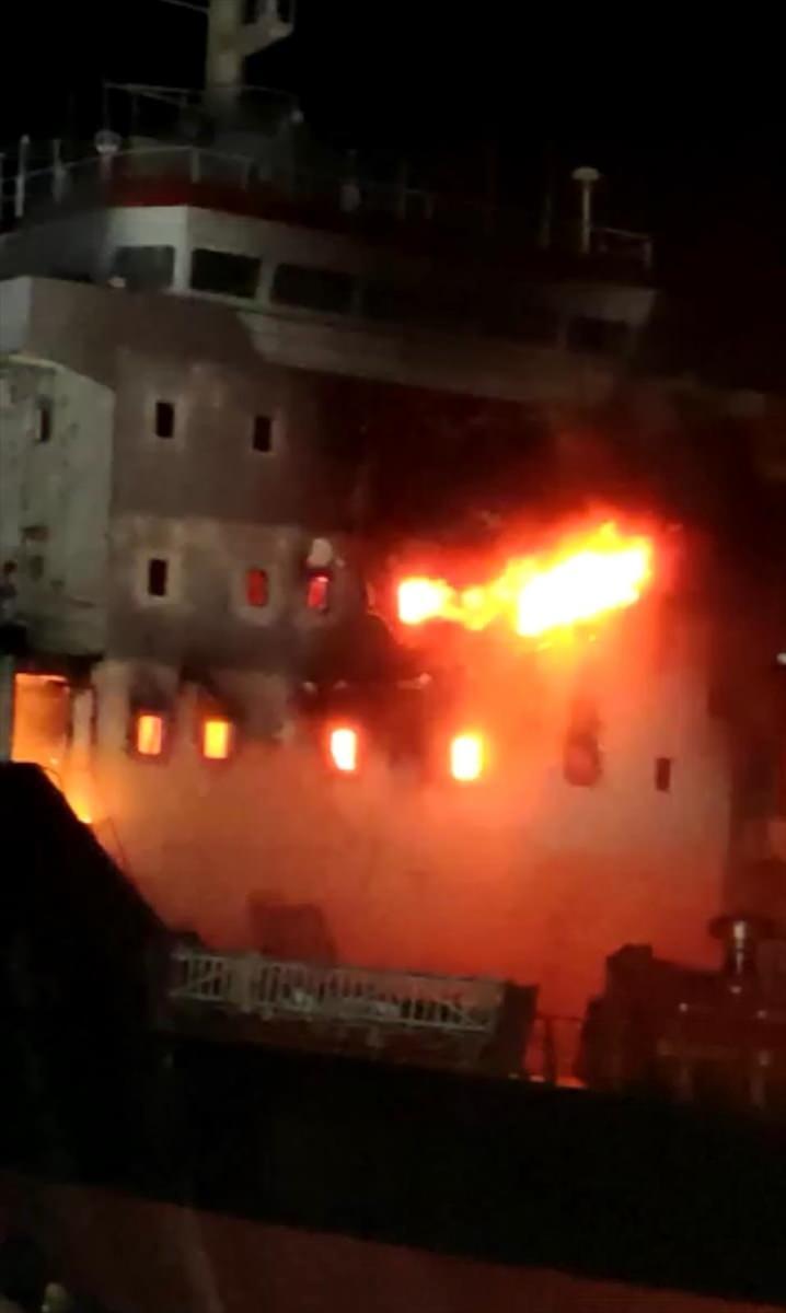 <p>Sinop açıklarında kuru yük gemisinde yangın çıktı. İlk bilgilere göre 13 kişi yaralandı. Valilik "Gemi Kaptanının hayatını kaybettiği değerlendirilmektedir." açıklaması yaptı</p>