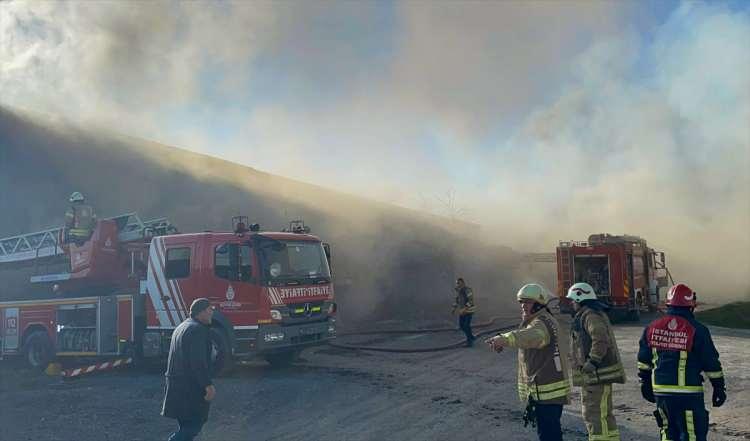 <p>Çok sayıda itfaiye ekibinin müdahale ettiği yangın, yan taraftaki fabrikaya da sıçradı.</p>
