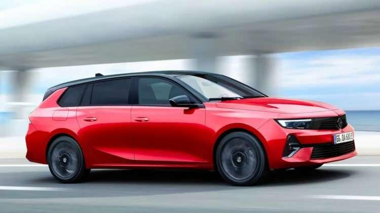 <p>2023 Opel Astra Electric, tahmin edileceği üzere geçtiğimiz Eylül ayında tanıtılan Peugeot e-308 ile teknik olarak yakından ilişkili.</p>