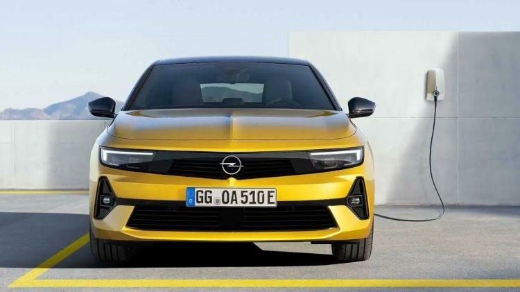 <p>Ancak sunulan menzil tarafında bir farklılık söz konusu. Peugeot e-308, WLTP'ye göre 400 km sürüş menzili sunarken, Astra Electric'te bu değerin 416 km olduğunu görmekteyiz. </p>