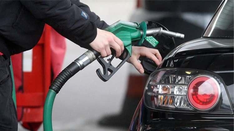 <p><strong>BENZİN VE MOTORİNDE ZAM YADA İNDİRİM VAR MI?</strong></p>
<p>Brent petrol 82 dolar bandında işlem görürken, benzinde Cuma gününden (yarın) geçerli olmak üzere 67 kuruşluk bir fiyat artışı bekleniyor.</p>