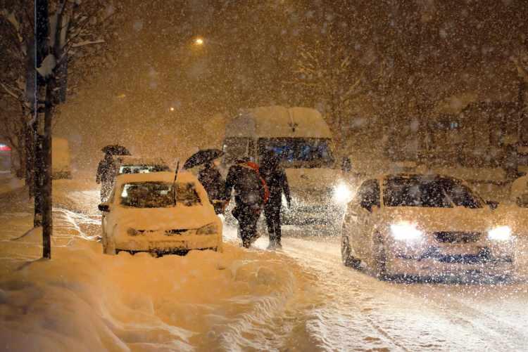 <p><span style="color:rgb(165, 42, 42)"><strong>METEOROLOJİ'DEN İSTANBUL'A 'FIRTINA' UYARISI</strong></span></p>

<p>İstanbul Valiliği, bugün Marmara Denizi'nde rüzgarın kuzey ve kuzeydoğu yönlerden 6 ile 8 kuvvetinde fırtına şeklinde eseceğini bildirdi.</p>
