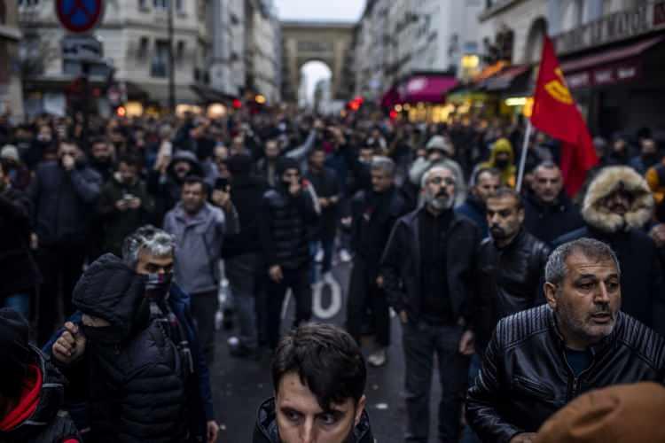 <p>Fransız basınında, 69 yaşındaki saldırganın, Fransa'nın resmi demir yolu şirketi SNCF'ten emekli bir Fransız vatandaşı olduğu belirtildi.</p>