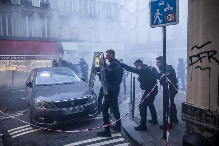 <p> Fransa'nın başkenti Paris'te, 69 yaşında bir Fransız vatandaşının etrafa silahla ateş açması sonucu en az 3 kişinin öldüğü, biri ağır 3 kişinin yaralandığı bildirildi.</p>
