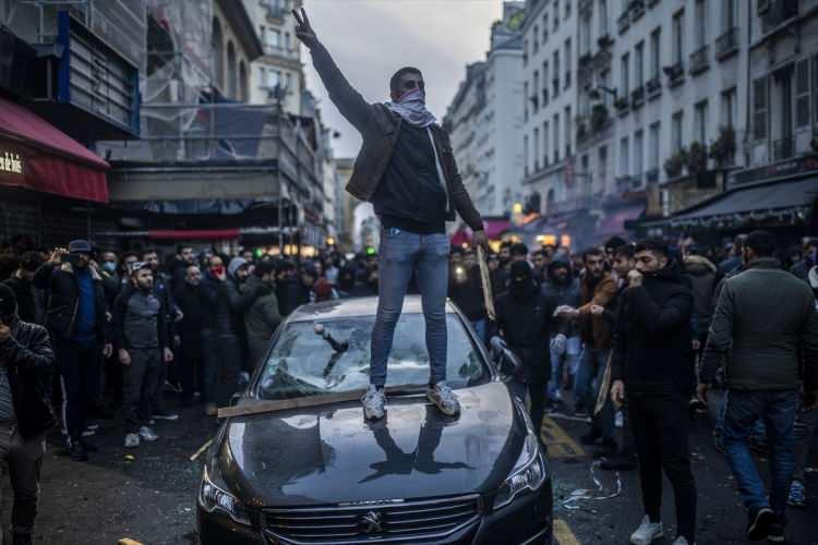 <p> Darmanin'in konuşmasının ardından, Paris'teki Strasbourg Saint Denis'deki Ahmet Kaya Kültür Merkezi olarak bilinen binanın önündeki saldırının Kürtlere yönelik yapıldığını öne süren, PKK terör örgütü yanlısı bir grup, alandaki polislere saldırdı ve caddedeki araç ve dükkanlara zarar verdi.</p>