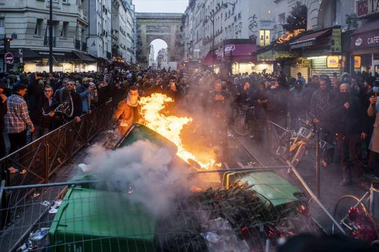<p>Le Parisien'in haberine göre, başkentin 10. Bölgesi'ndeki Enghien Caddesi'nde Fransız vatandaşı bir kişi, etrafında bulunan kişilerin üzerine silahla ateş açtı.<br />
Saldırıda ilk belirlemelere göre 3 kişi öldü, biri ağır 3 kişi yaralandı.</p>