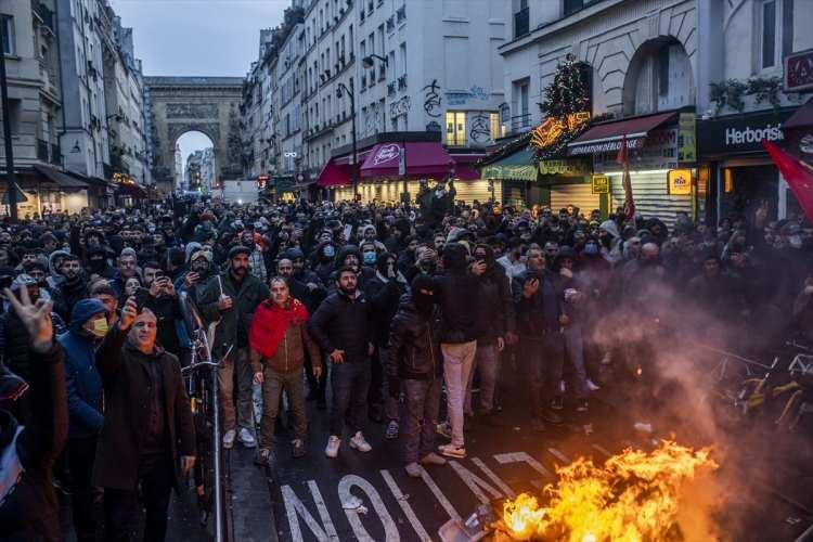 <p>Macron, Twitter hesabından yaptığı açıklamada, "Fransa Kürtleri Paris'in ortasında hain bir saldırının hedefi oldu. Kalbimiz kurbanlar ile aileleri ve yakınları için yaşam mücadelesi verenlerle." ifadesini kullanarak saldırgana müdahale eden Fransız polisini tebrik etti.</p>