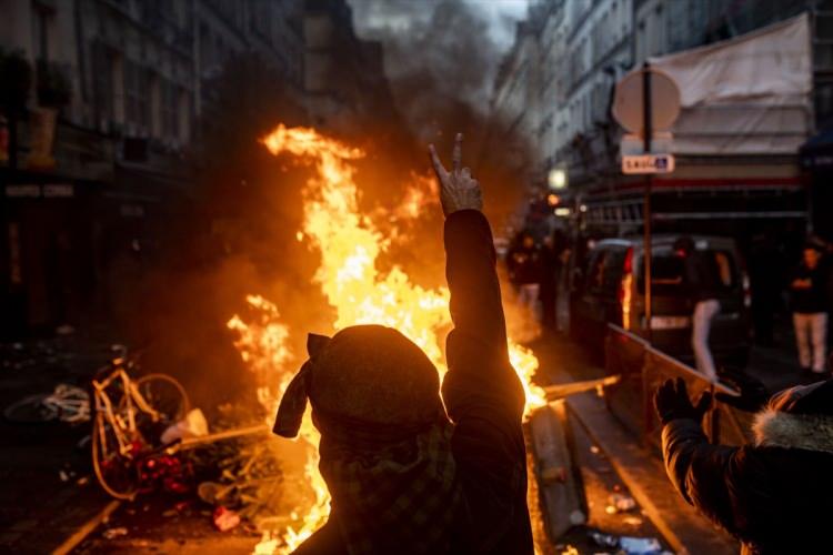 <p> Fransa Cumhurbaşkanı Emmanuel Macron, başkent Paris'in 10. Bölgesinde 69 yaşındaki bir Fransız'ın düzenlediği ve 3 kişinin öldüğü, 3 kişinin yaralandığı saldırıya ilişkin açıklama yaptı.</p>