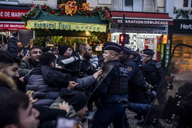 <p>Paris Emniyeti'nden yapılan açıklamada, saldırının gerçekleştiği yerde bir kişinin gözaltına alındığı belirtildi.</p>