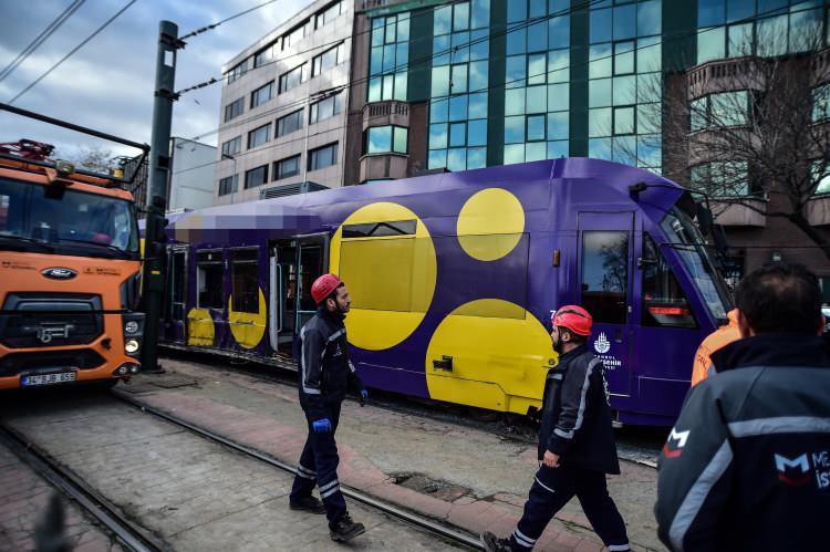 <p><strong>Tarih-3 Aralık 2022: </strong></p>
<p> </p>
<p>Cevizlibağ tramvayında bir arıza meydana gelmiş, yaşanan arızanın ardından tramvay içindeki yolcularla birlikte bakım istasyonuna çekildi.</p>