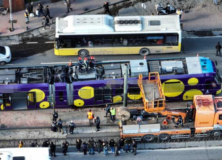 <p><strong>TRAMVAY İETT OTOBÜSÜNE ÇARPTI</strong></p>
<p> </p>
<p><strong>Ve tarih 5 Aralık 2022</strong>:</p>
<p> </p>
<p>Peş peşe yaşanan bu arızalar sonrası bugün vahim bir olay yaşandı. İstanbul Alibeyköy'de saat 09.15 sıralarında bir tramvay ile İETT otobüsü çarpıştı. İhbar üzerine olay yerine itfaiye ve sağlık ekipleri sevk edildi. Feci kazada 6'sı ağır olmak üzere toplam 19 kişi yaralandı. Kazayla ilgili ne İETT'den ne de Metro İstanbul'dan henüz bir açıklama gelmedi. Kazaya ilişkin ortaya çıkan görüntülerde İETT otobüsünün diğer araçlarla birlikte tramvay yolundan geçerken, tramvayın otobüse hızlı bir şekilde çarptığı görülüyor. </p>