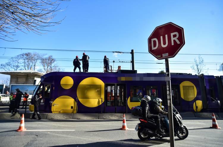 <p><strong>TOPLU TAŞIMA SORUNU</strong></p>
<p> </p>
<p> </p>
<p>İstanbul'da sürekli yaşanan otobüs, metrobüs ve tramvay olayları adeta kazalara davetiye çıkarıyor.</p>
<p> </p>
<p><br />
<br />
<strong>HABER7</strong>'nin derlediği verilere göre İstanbul'da son 1 yılda toplu taşıma araçlarının başrolünde yer aldığı trafik kazalarında 2 kişinin öldüğü, 275 kişi yaralandığı ve tam 74 kazanın yaşandığı ortaya çıkmıştı. Bugün meydana gelen kazayla birlikte 2022'de İstanbul'da toplam 7 tramvay kazası meydana gelirken, tramvayın karıştığı kazalarda toplam 46 kişi yaralandı. </p>