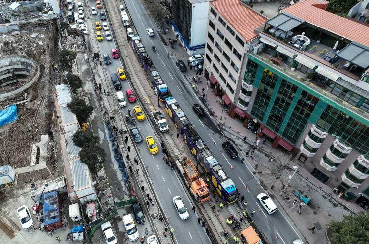 <p>Kabataş-Bağcılar Tramvay Hattı’nda saat 12.40 sıralarında tramvayın raydan çıkması sonucunda meydana gelen kazada 4 kişi yaralanırken, olay yerine çok sayıda polis, sağlık ve itfaiye ekipleri gönderilmişti. </p>

