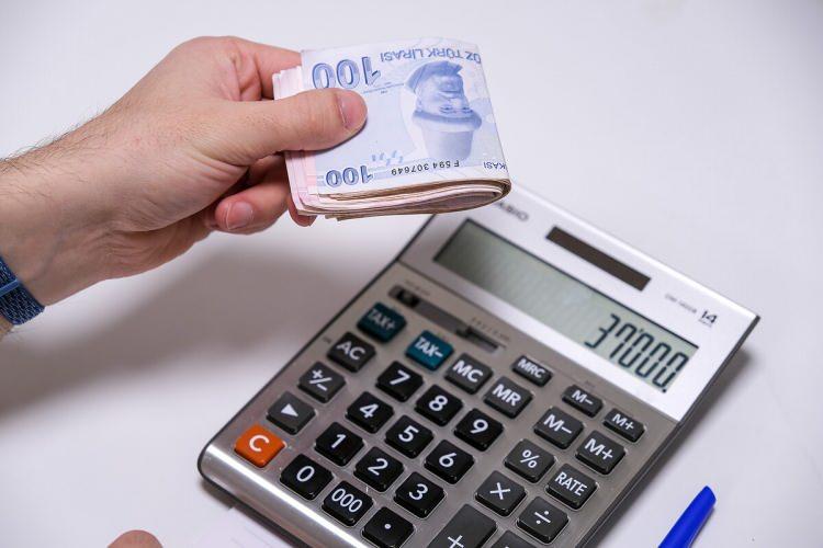 <p><strong>İSTEĞE BAĞLI SİGORTA PRİMLERİ</strong></p>
<p>İsteğe bağlı sigortalılıkta prim tutarının üst ve alt sınırı bulunuyor. En az brüt asgari ücretin yüzde 32’si, en çok da brüt asgari ücretin 7,5 katının yüzde 32’si kadar prim ödenebiliyor. En düşük prim tutarı 3 bin 202 TL, en yüksek prim ise 24 bin 19 TL olacak.</p>