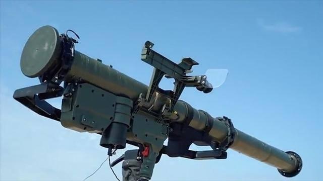 <p>Portatif hava savunma füze sistemi Sungur, tek er tarafından omuzdan atılan versiyonuyla da Türk Silahlı Kuvvetlerinin kullanımına sunuldu.</p> 