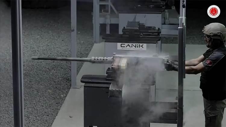 <p>İlk kez yerli ve milli olarak üretilen PMT 12,7 milimetre makineli tüfek seri üretime geçti.</p> 