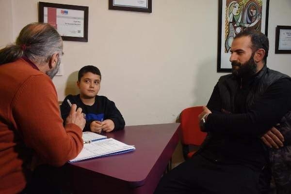 <p>Adem Bingöl, 16 yıl önce lise öğrencisiyken ara buluculuk yöntemini öğrendiğini belirterek, "Oturduğumuz çevre biraz sıkıntılıydı. Gençler arasında sürtüşmeler yaşanıyordu ama ara buluculuğun ne olduğunu bilmiyorduk. Karşımızdakiyle empati kuramıyorduk. Gençliğin verdiği heyecan vardı. Feridun hoca derslerimize giriyordu. Böyle bir projeyle çıktı karşımıza. Empati kurmayı öğretti. Karşımızdaki insanın ne düşünceye sahip olduğunu anlamamızı ve bizim de kendimizi onun yerine nasıl koyabileceğimizi öğrendik. Daha sonra bu öğrendiklerimizin farkına varmaya başladık. Feridun hocam zamanında bize bu yöntemi öğretti. Şimdi biz de kendi çocuklarımıza aynı şekilde aktarmaya çalışıyoruz" diye konuştu.</p>
