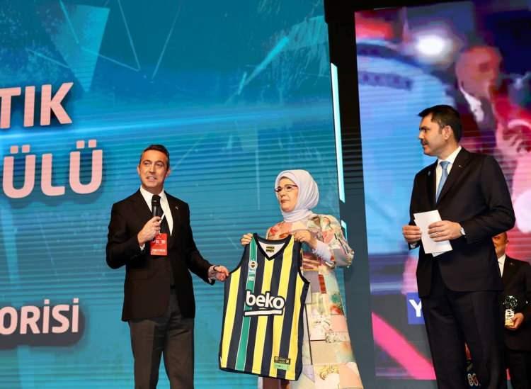 <p>Bu arada ödülünü alan Fenerbahçe Spor Kulübü Başkanı Ali Koç, Emine Erdoğan’a 13 pet şişe dönüştürülerek elde edilen iplikten dokunan forma hediye etti.</p>