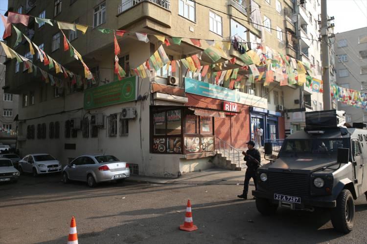 <p>Gözaltına alınanlar arasında Gaziantep İl Başkanı E.Ü. ve sözde eş başkanı Z.A'nın da bulunduğu öğrenildi. Diyarbakır'a götürülecek zanlıların adreslerindeki aramalar sürüyor.</p>

<p> </p>
