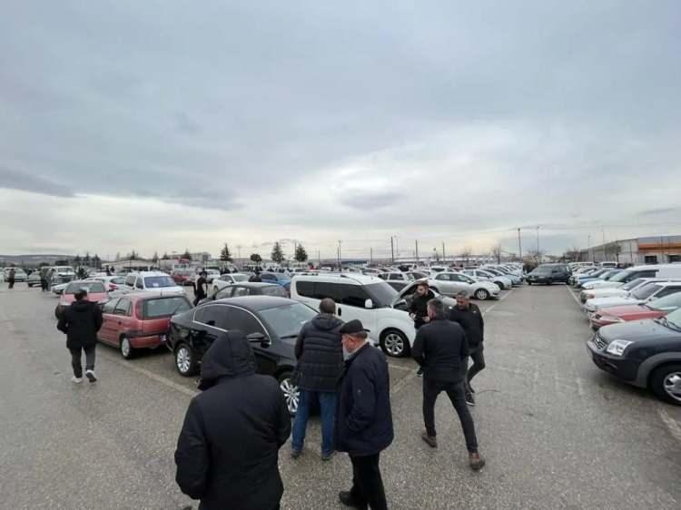 <p>Araç almak isteyen ve aracını satmak isteyen yüzlerce kişi, yılbaşından önce alışverişini yapabilmek için her ne kadar ikinci el oto pazarına gitse de, fiyatların yüksek olmasından dolayı ticaret gerçekleşmiyor.</p>